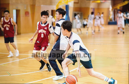球员空中对抗 篮球弹筐而出